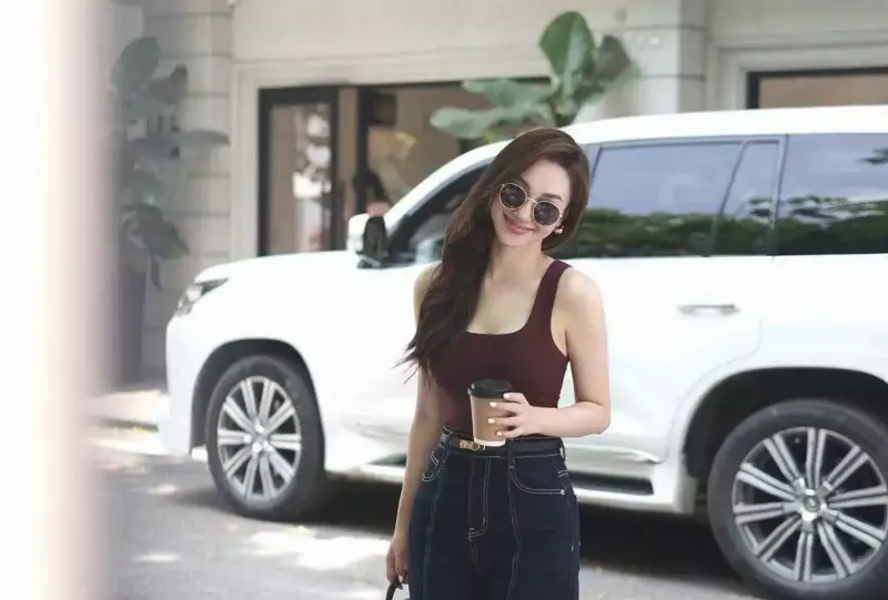 Nữ giới phối áo ba lỗ nữ đẹp thời trang cùng quần ống rộng và blazer, tạo vẻ ngoài cá tính